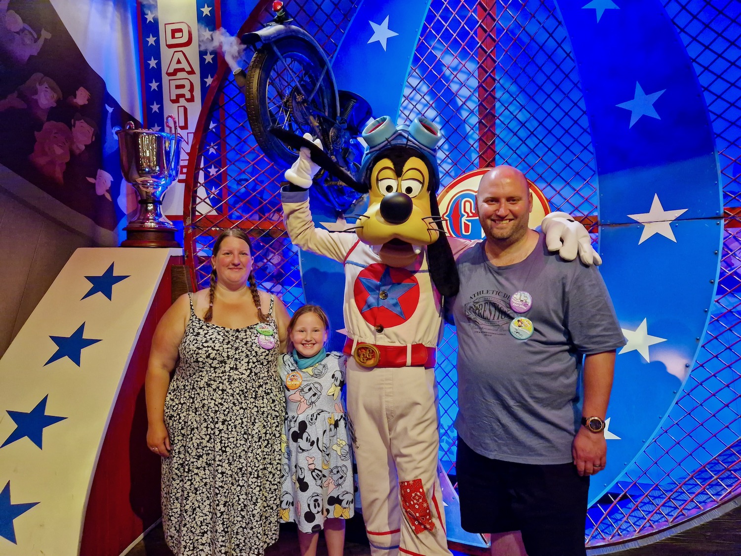 Family photo meeting Goofy at Magic Kingdom